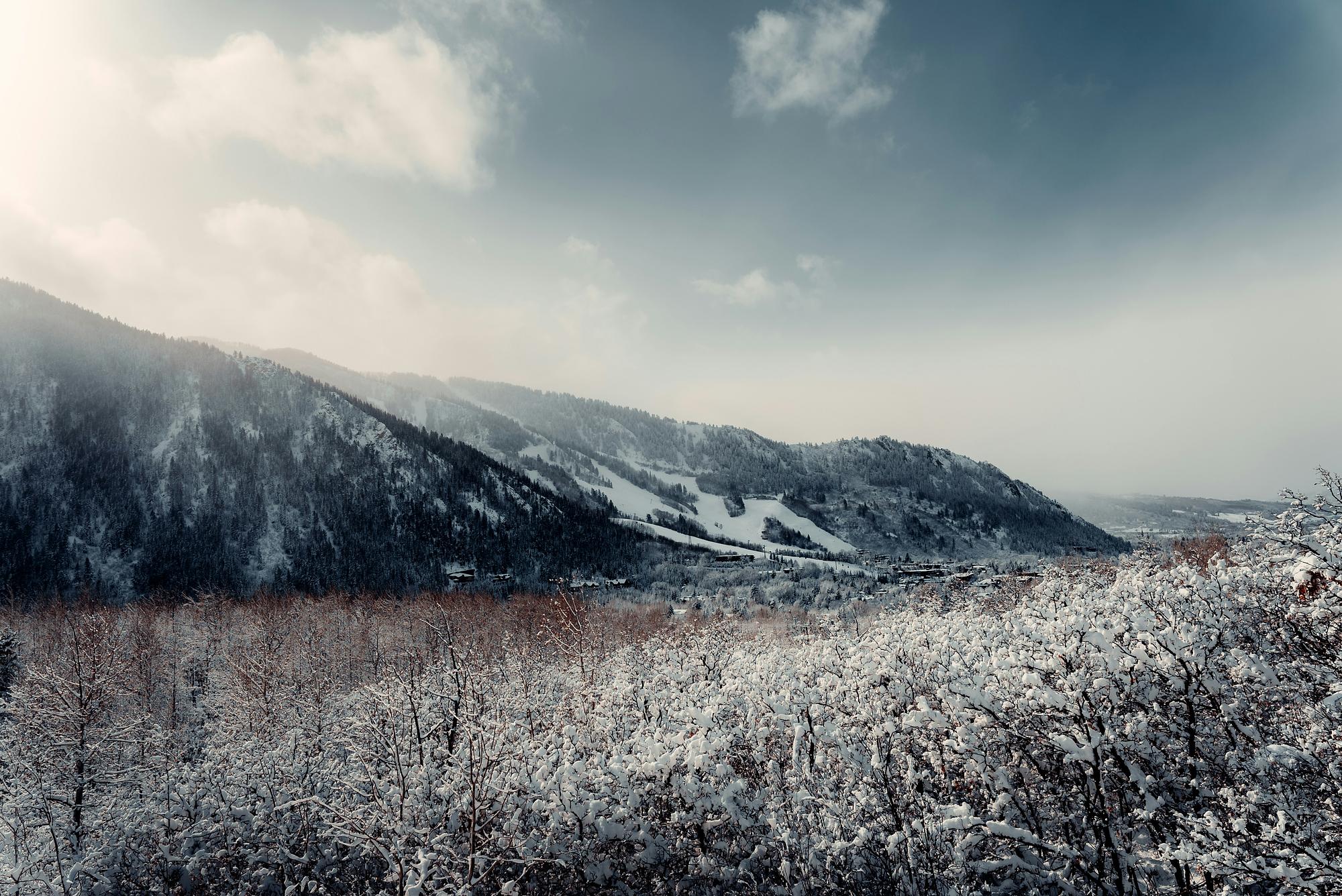 Snowy mountains of Aspen near Aspen/Pitkin County Airport, one of Colorado’s best-known mountain airports